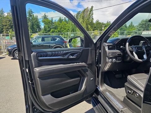 Used 2023 GMC Yukon XL Denali w/ Advanced Technology Package AWD/4WD image 19