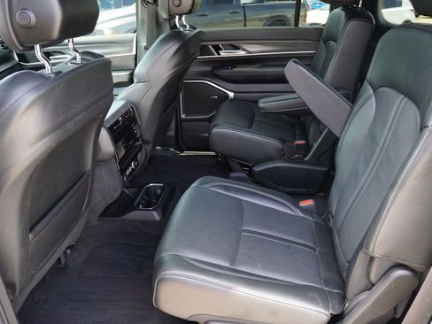 Used 2024 Jeep Wagoneer Series II w/ Flexible Seating Group image 18