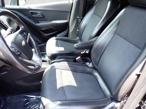 Used 2018 Chevrolet Trax LT w/ LT Convenience Package FWD image 11