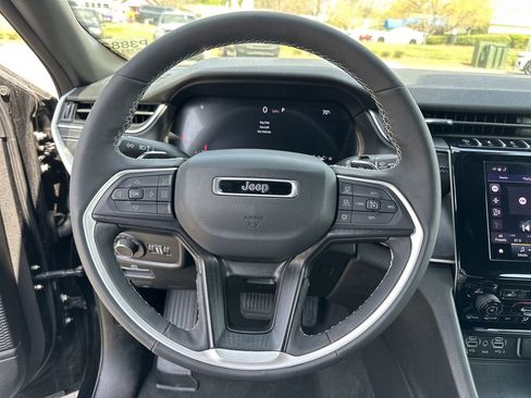 Certified 2025 Jeep Grand Cherokee Altitude image 12