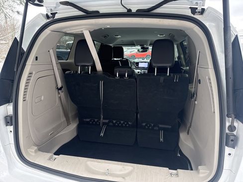 Used 2024 Chrysler Pacifica Select image 37
