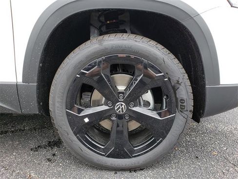 New 2025 Volkswagen Taos SE image 12