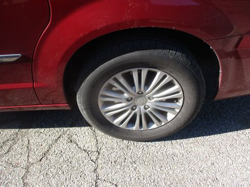 Used 2016 Chrysler Town & Country Touring-L image 6