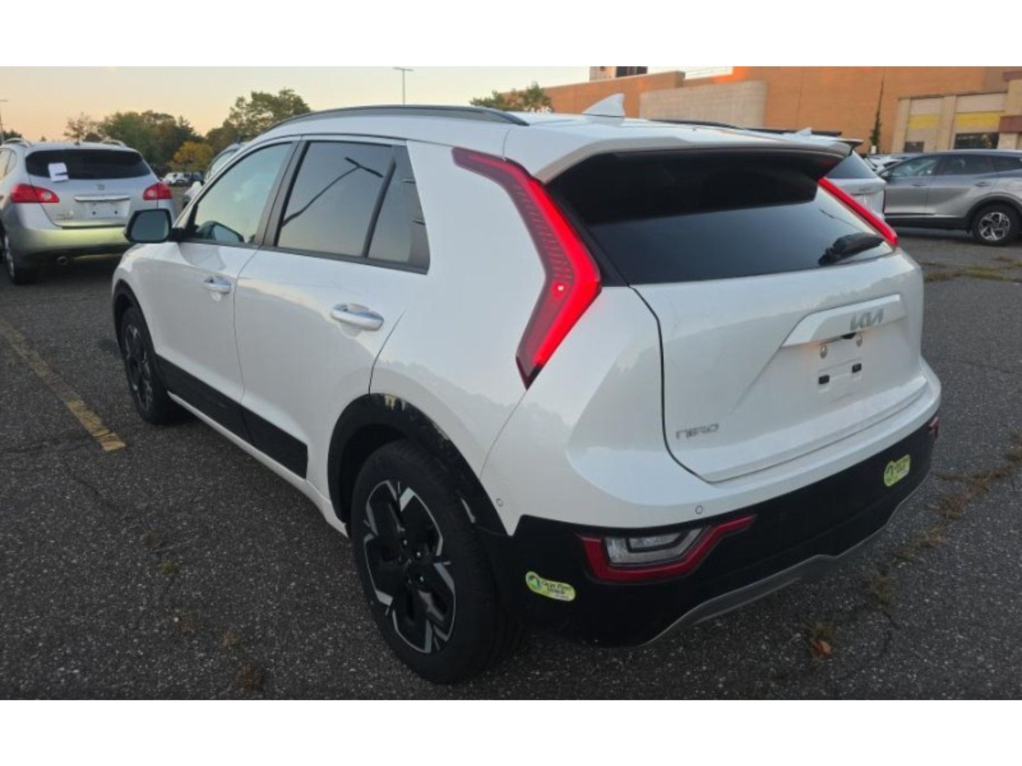 Used 2023 Kia Niro Wave w/ Wave Preserve Package FWD image 3
