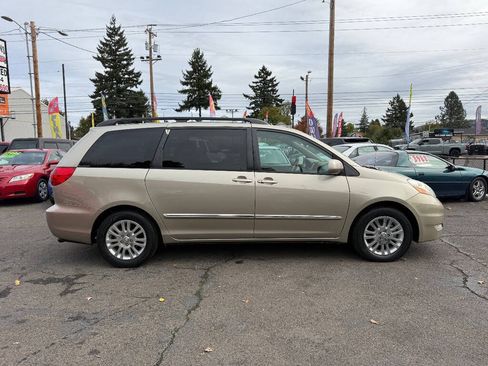 Used 2007 Toyota Sienna XLE image 13