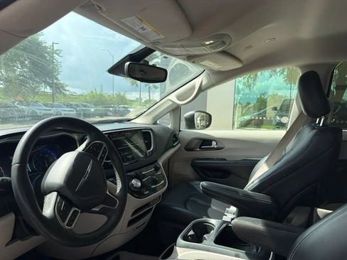 Used 2023 Chrysler Pacifica Touring-L FWD image 6