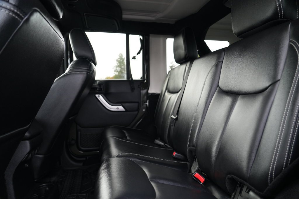 Used 2015 Jeep Wrangler Unlimited Sahara w/ Connectivity Group AWD/4WD image 13