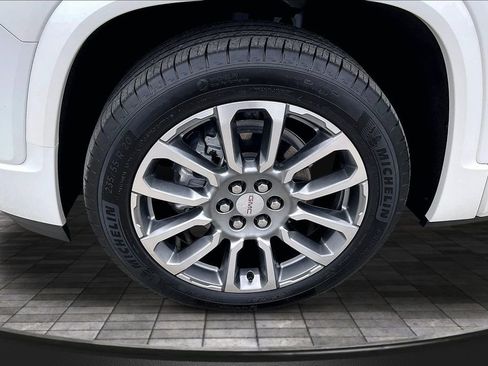 Used 2023 GMC Acadia Denali w/ Denali Technology Package FWD image 9