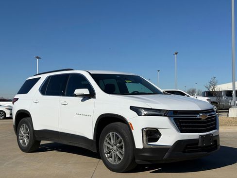 Certified 2023 Chevrolet Traverse LT image 1