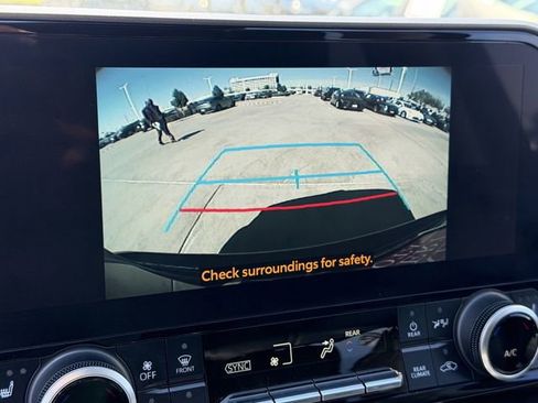 Used 2023 Toyota Highlander XLE image 16