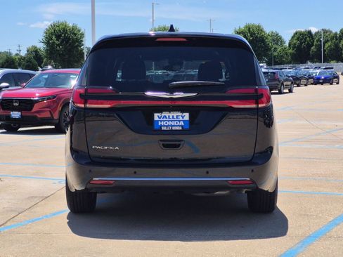 Used 2025 Chrysler Pacifica Select FWD image 7