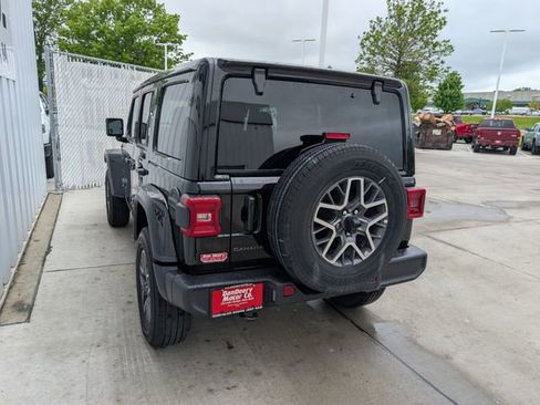 Used 2025 Jeep Wrangler Unlimited Sahara AWD/4WD image 22