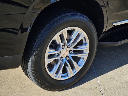 Used 2021 GMC Yukon SLT w/ SLT Premium Package image 8