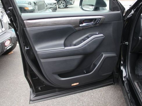 Used 2024 Toyota Highlander Limited image 20