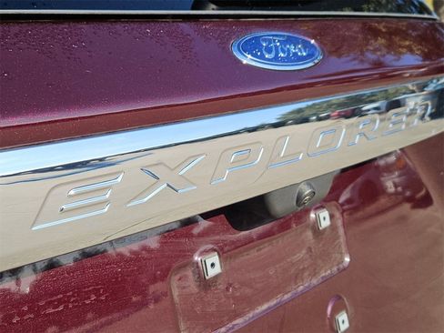 Used 2023 Ford Explorer Limited w/ Limited Technology Package image 6