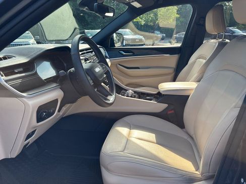Used 2023 Jeep Grand Cherokee Limited w/ Black Appearance Package RWD image 15