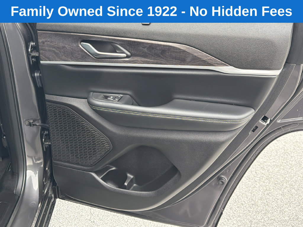 Used 2025 Jeep Grand Cherokee Limited w/ Luxury Tech Group II AWD/4WD image 16