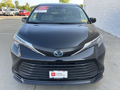 Used 2025 Toyota Sienna XLE FWD image 2