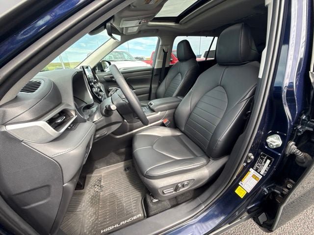 Used 2020 Toyota Highlander XLE AWD/4WD image 25