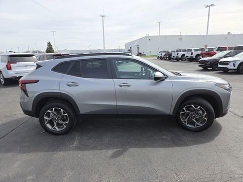 Certified 2025 Chevrolet Trax LT w/ Driver Confidence Package image 18