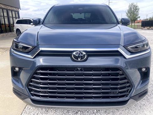 Used 2025 Toyota Grand Highlander AWD image 3