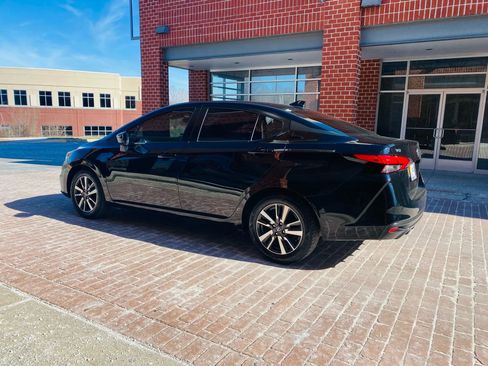 Used 2021 Nissan Versa SV FWD image 4
