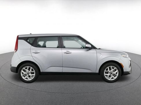Used 2025 Kia Soul LX w/ LX Technology Package FWD image 10