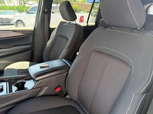 Used 2024 Jeep Grand Cherokee L Laredo RWD image 10
