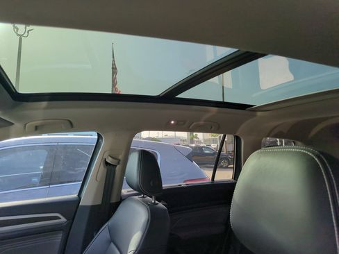 Certified 2023 Volkswagen Atlas SE w/ Panoramic Sunroof Package FWD image 3