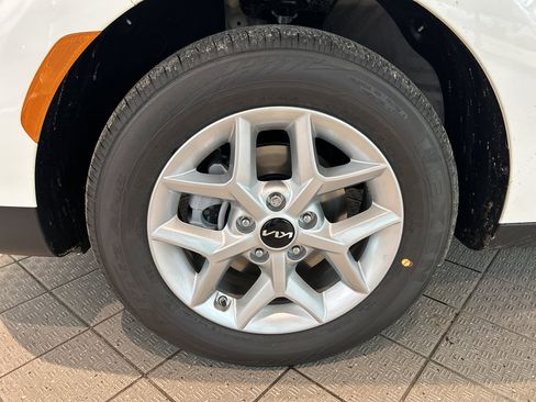 Used 2025 Kia Soul LX w/ LX Technology Package image 9