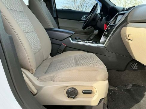 Used 2014 Ford Explorer XLT w/ Equipment Group 201A AWD/4WD image 9