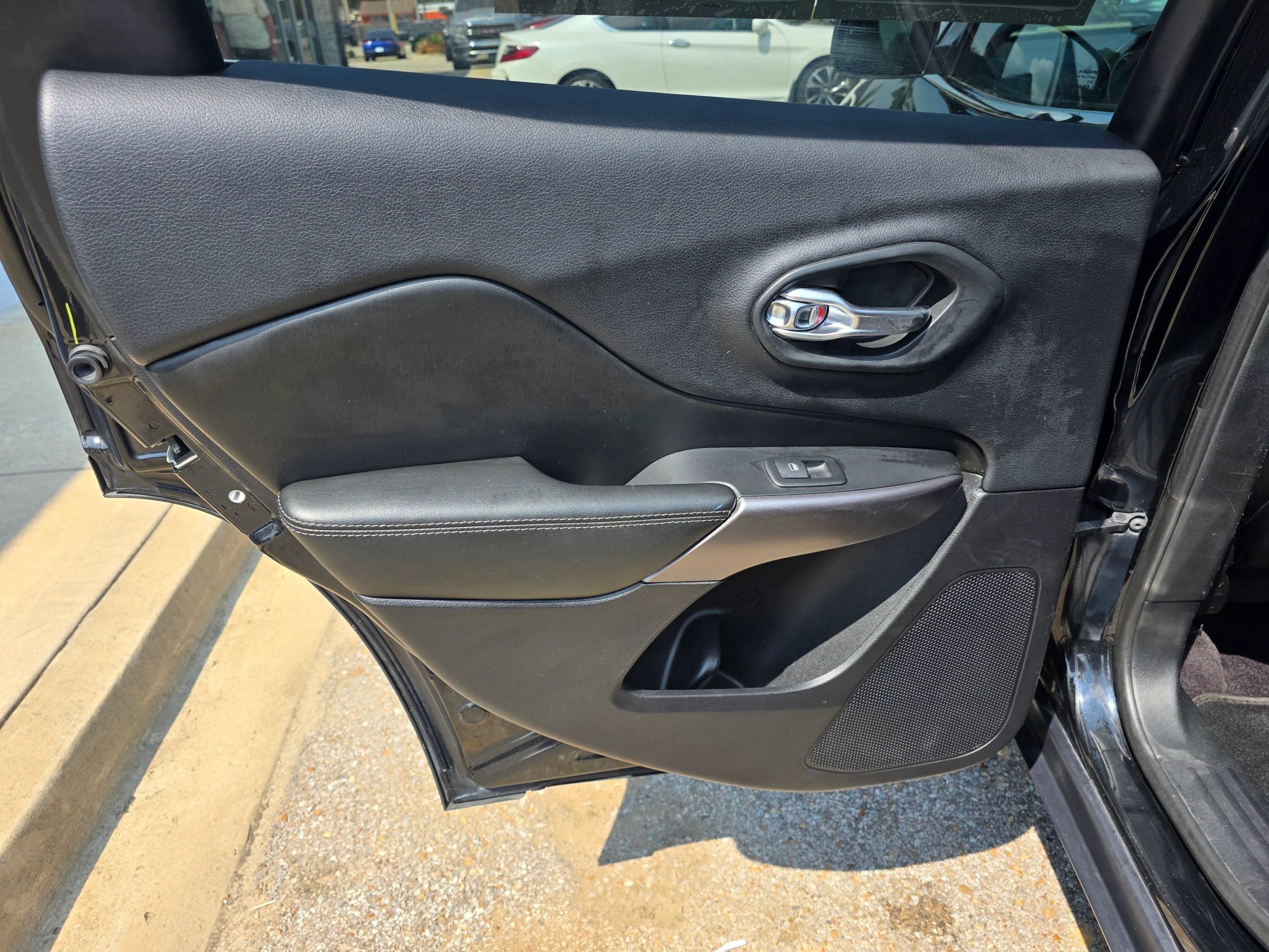 Used 2019 Jeep Cherokee Limited AWD/4WD image 10