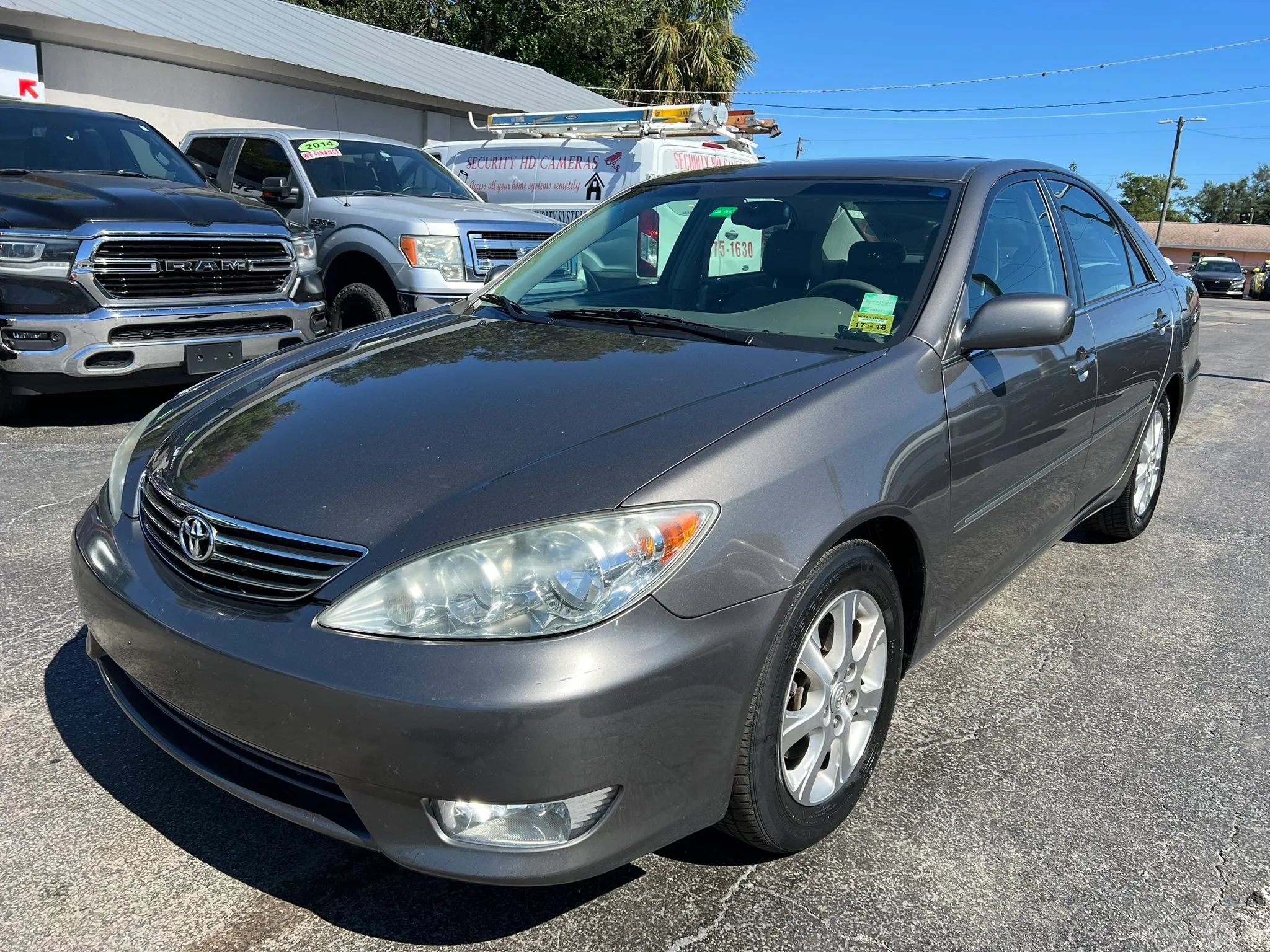 Used 2005 Toyota Camry XLE w/ VSC & Side Airbag Pkg FWD image 2