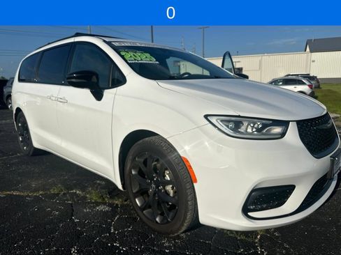 Used 2025 Chrysler Pacifica Limited FWD image 33