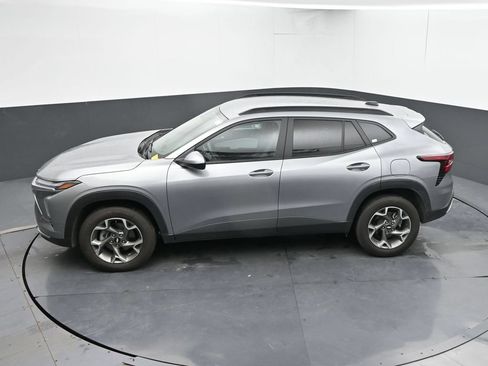 Used 2025 Chevrolet Trax LT FWD image 31