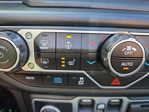 Used 2021 Jeep Wrangler Unlimited Sahara w/ Cold Weather Group AWD/4WD image 25