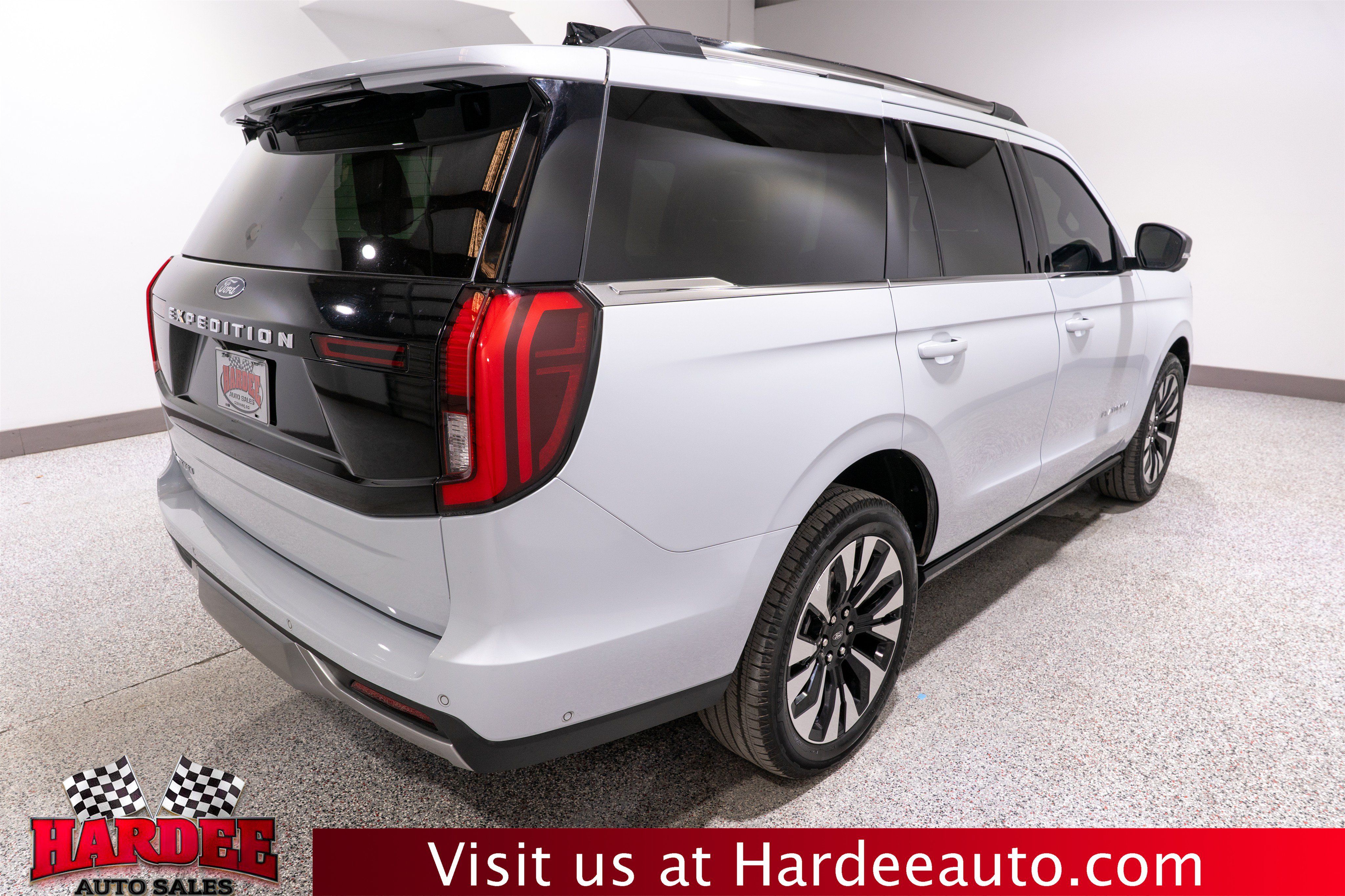 Used 2025 Ford Expedition Platinum w/ Driver's Package AWD/4WD image 5