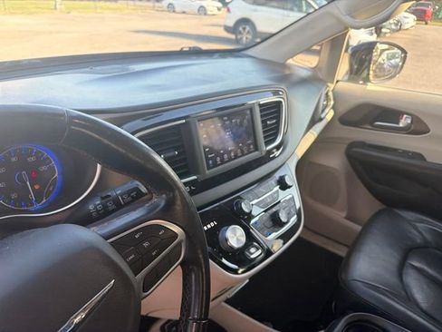 Used 2018 Chrysler Pacifica Touring-L FWD image 14