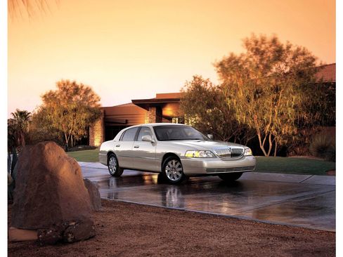 Used 2006 Lincoln Town Car Signature Limited RWD image 1