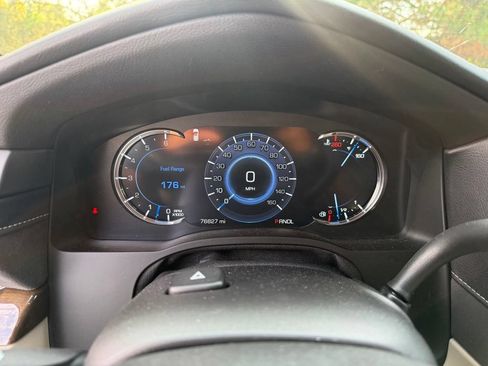 Used 2018 Cadillac Escalade Premium Luxury AWD/4WD image 12