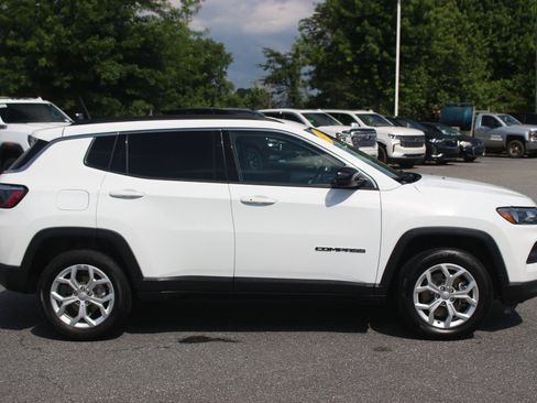 Used 2024 Jeep Compass Latitude AWD/4WD image 8