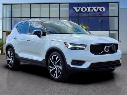 Used 2022 Volvo XC40 T5 R-Design w/ Advanced Package
