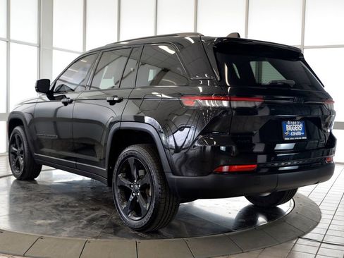 Used 2023 Jeep Grand Cherokee Altitude AWD/4WD image 6