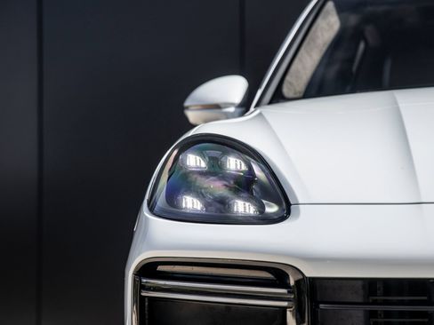 Certified 2023 Porsche Cayenne Turbo AWD/4WD image 17