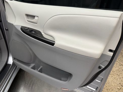 Used 2011 Toyota Sienna LE image 23