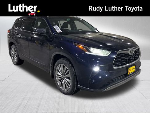 Certified 2025 Toyota Highlander Platinum image 1
