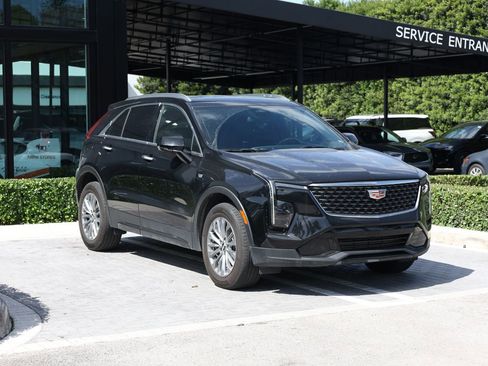 Used 2025 Cadillac XT4 Premium Luxury FWD image 2
