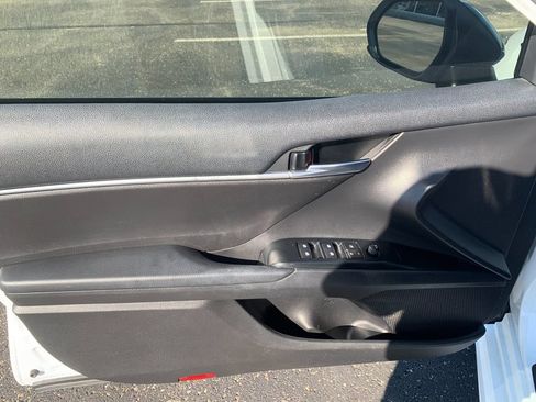 Used 2020 Toyota Camry SE FWD image 12