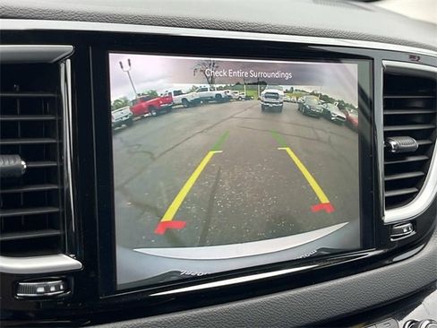 Used 2024 Chrysler Pacifica Touring-L image 37