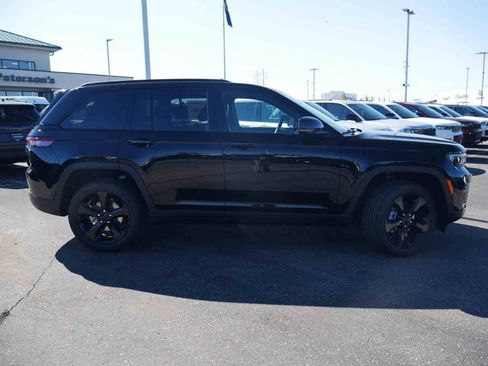New 2025 Jeep Grand Cherokee Altitude image 20